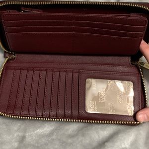 LIKE NEW: Michael Kors Continental wallet/detachable wristlet strap